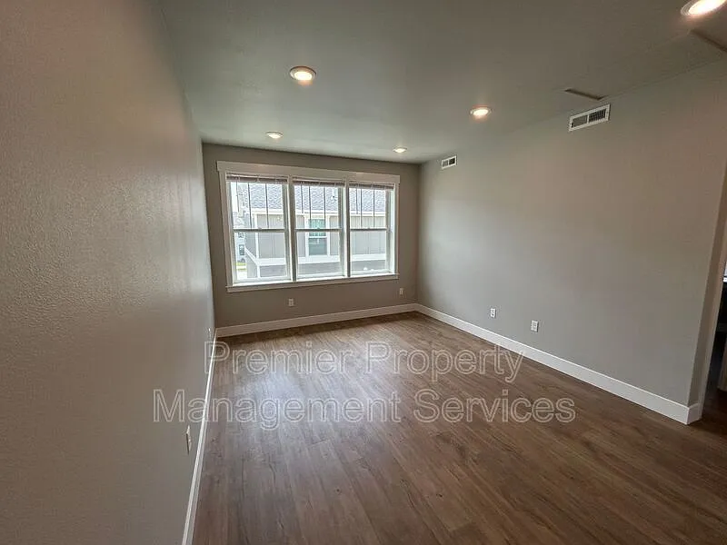 1 bed, 1.0 bath, 676 sqft, $1,350 — Photo 3