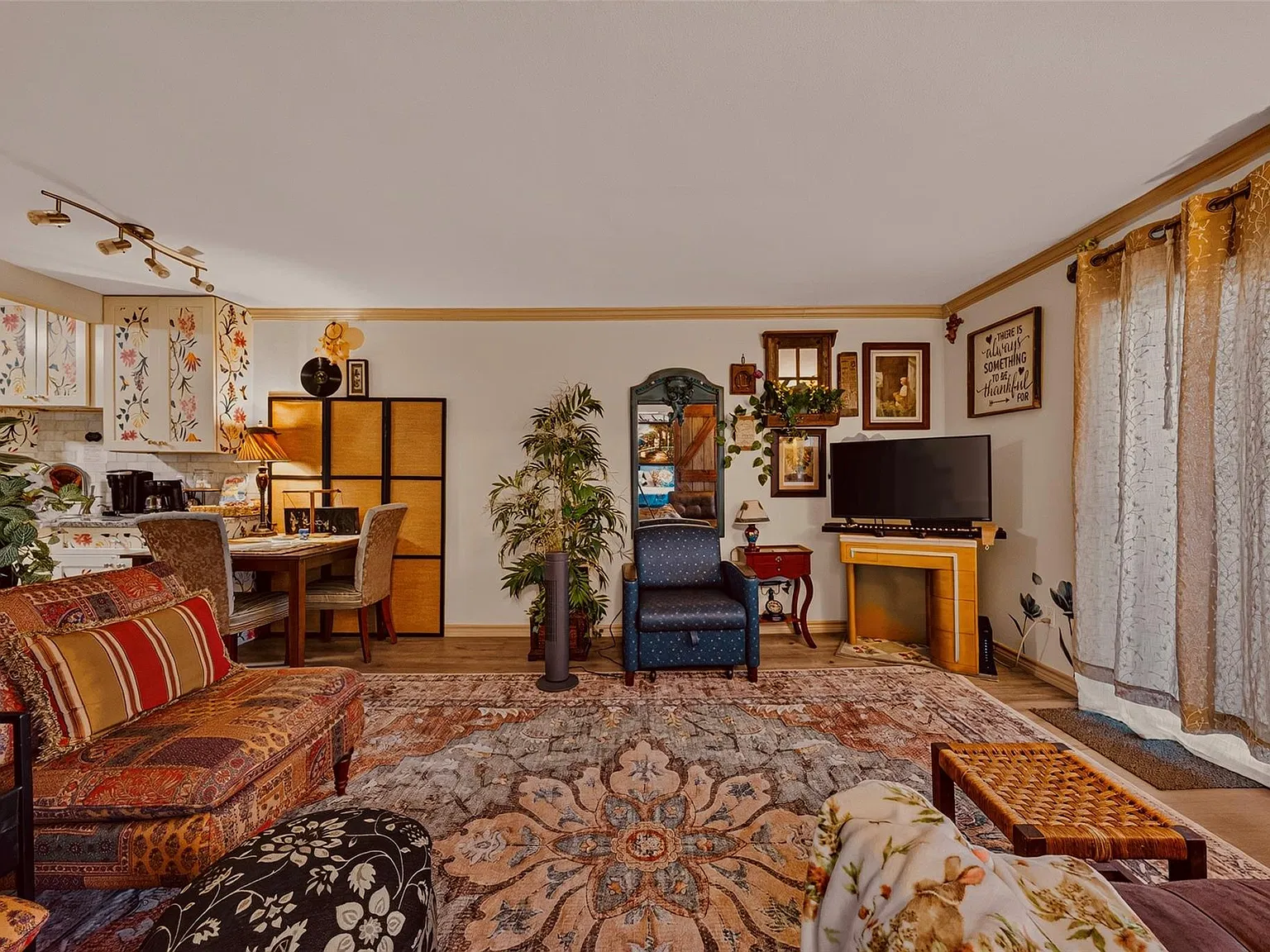 1 bed, 1.0 bath, 780 sqft, $1,275 — Photo 2