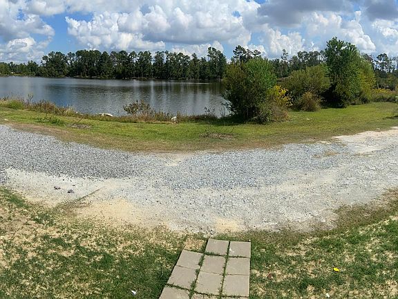 Panoramic pic of front door view.