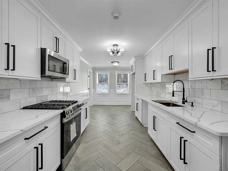 Batavia Pl — Photo 2