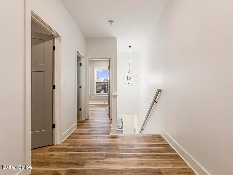 923 E Oak St — Photo 35