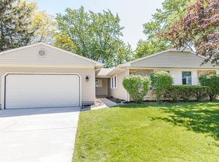 650 Indian Spring Ln, Buffalo Grove, IL 60089