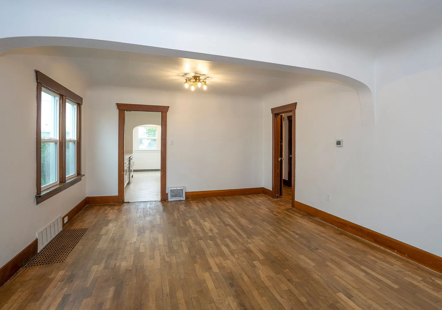 4 Bedroom Craftsman Style House in Tacoma — Photo 3