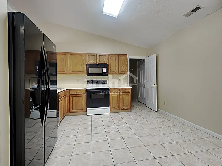 912 Marcia Dr — Photo 3