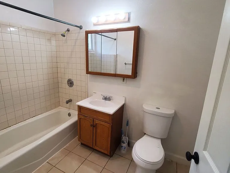 519-521 W Keefe Ave. (Duplex) — Photo 2