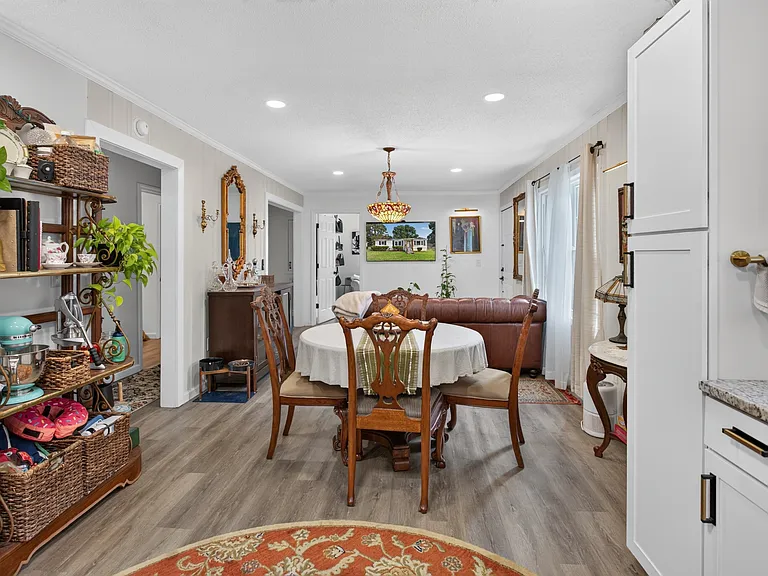 1315 Phyllis Dr — Photo 8