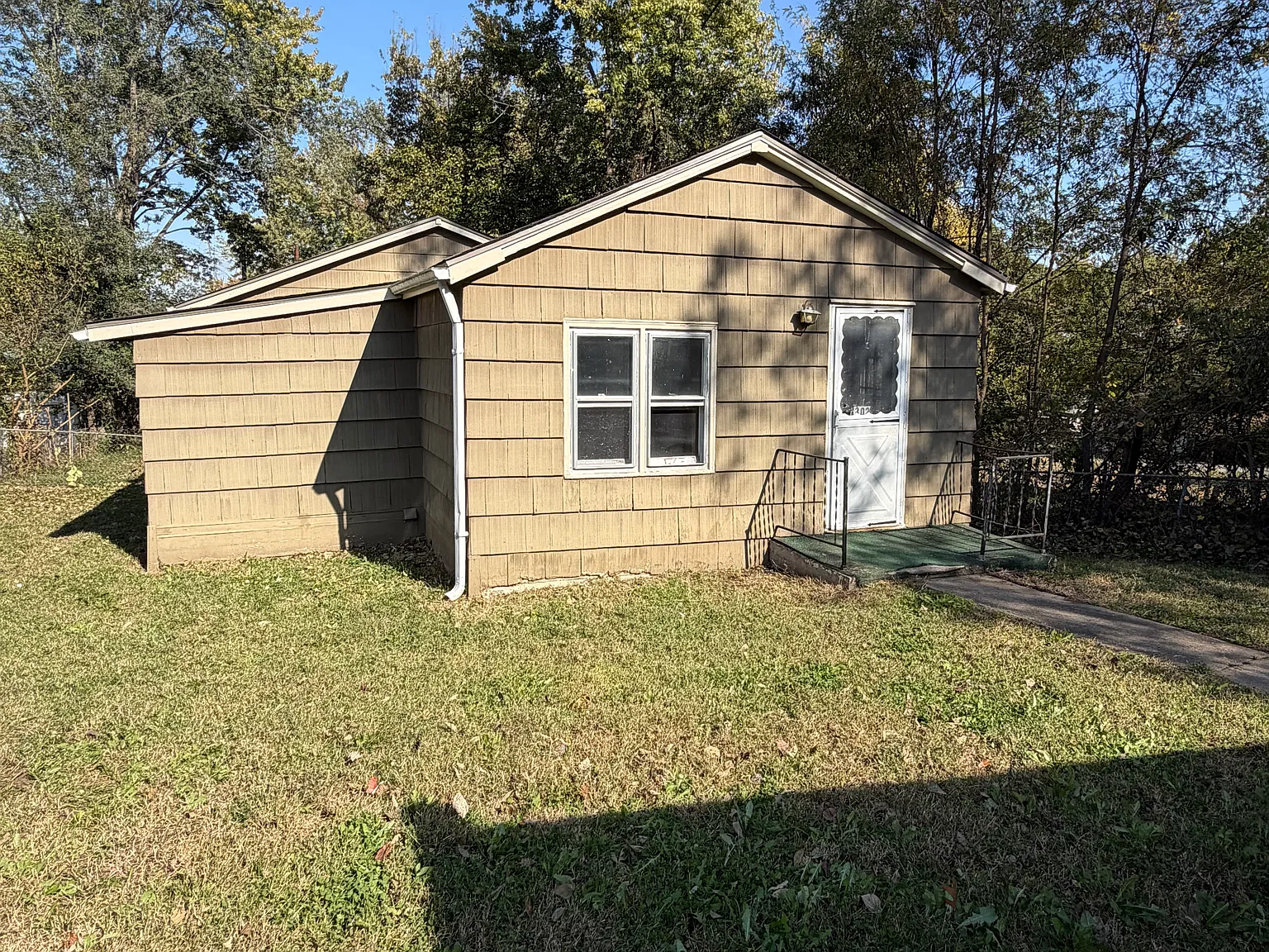 2 bed, 921 sqft, $1,100 — Photo 1