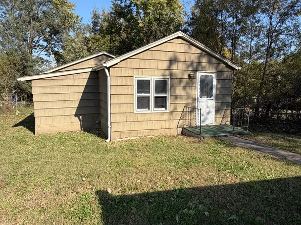302 SW 13th St, Oak Grove, MO 64075