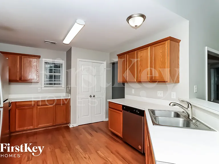 312 Edgemore Ct — Photo 7