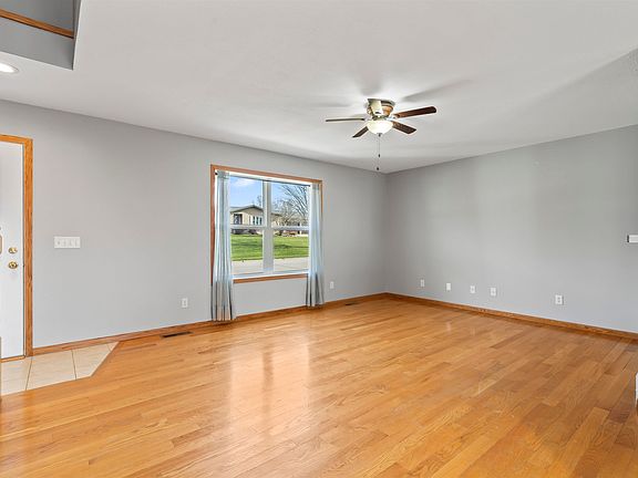5th image of 983 7th Ave NW
