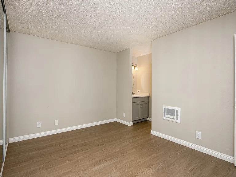 Windward Village Apartments — Photo 38