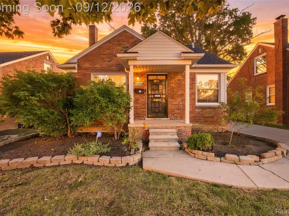 21635 Bournemouth St, Harper Woods, MI 48225