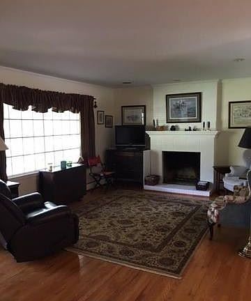 3rd image of 106 Oakview Dr