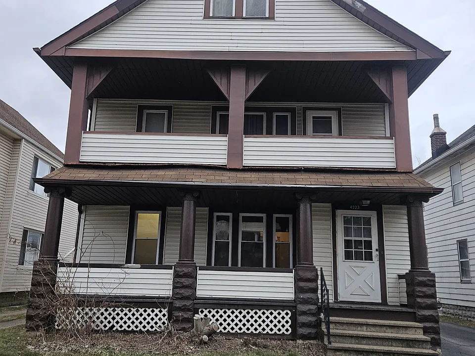 Covered front porch!