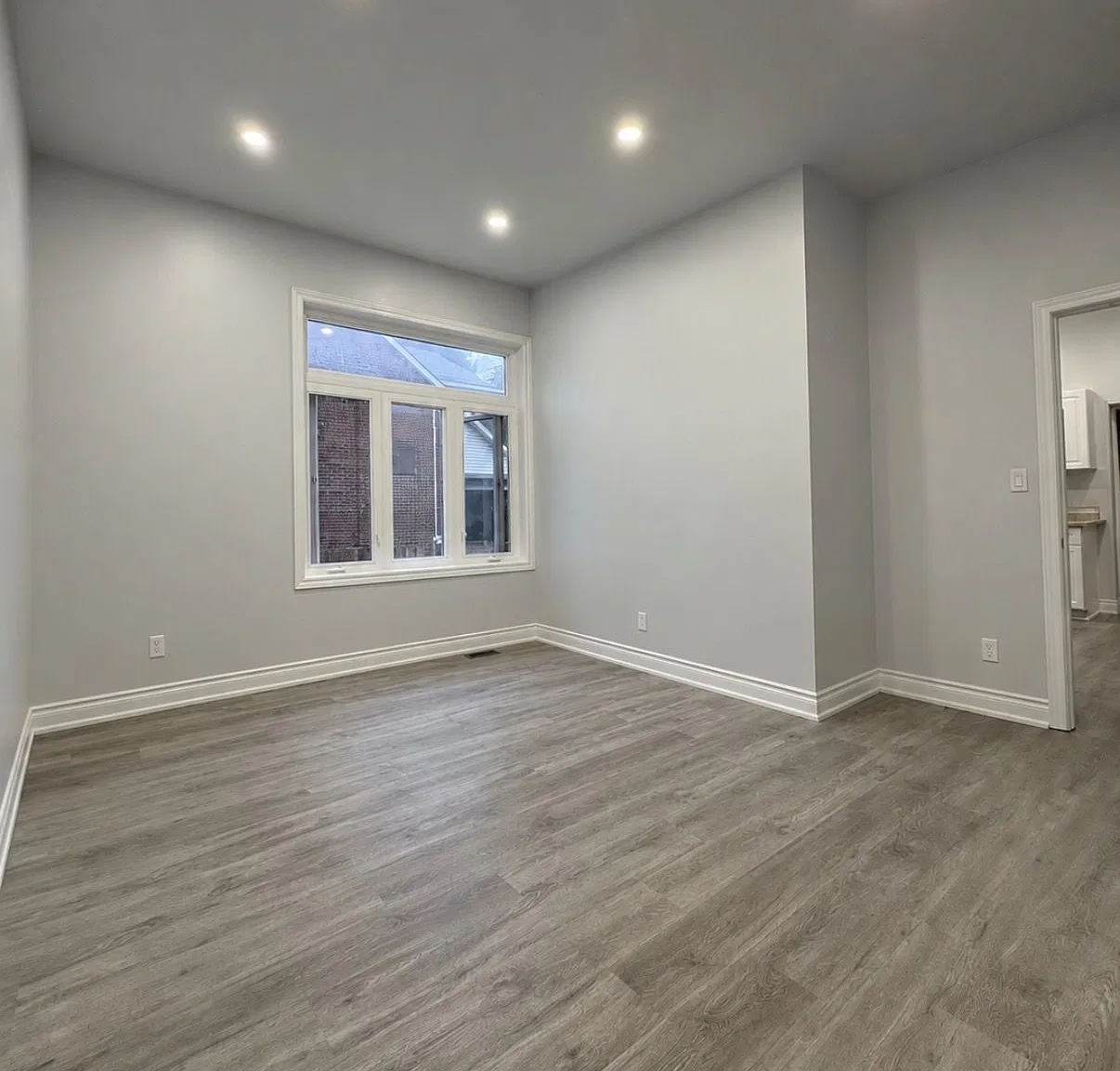 243 Woodfield Rd — Photo 4