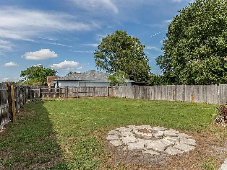 1710 Ashwood Cir — Photo 4