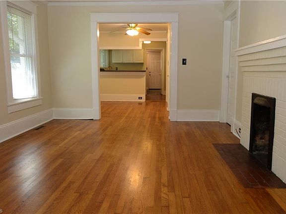 3rd image of 930 Lexington Ave