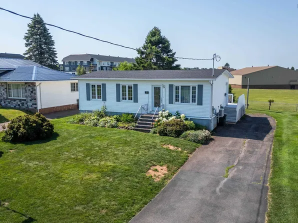75 Willow St E, Amherst, NS B4H 3W6