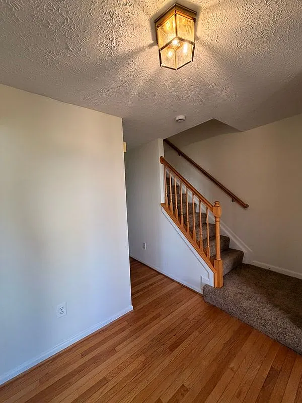5 bed, 3.5 bath, 2321 sqft, $4,500 — Photo 2