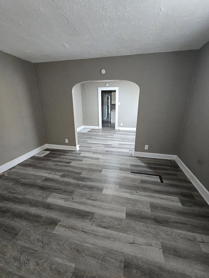 Spacious One Bedroom Duplex Near E. Michigan and Emerson — Photo 2