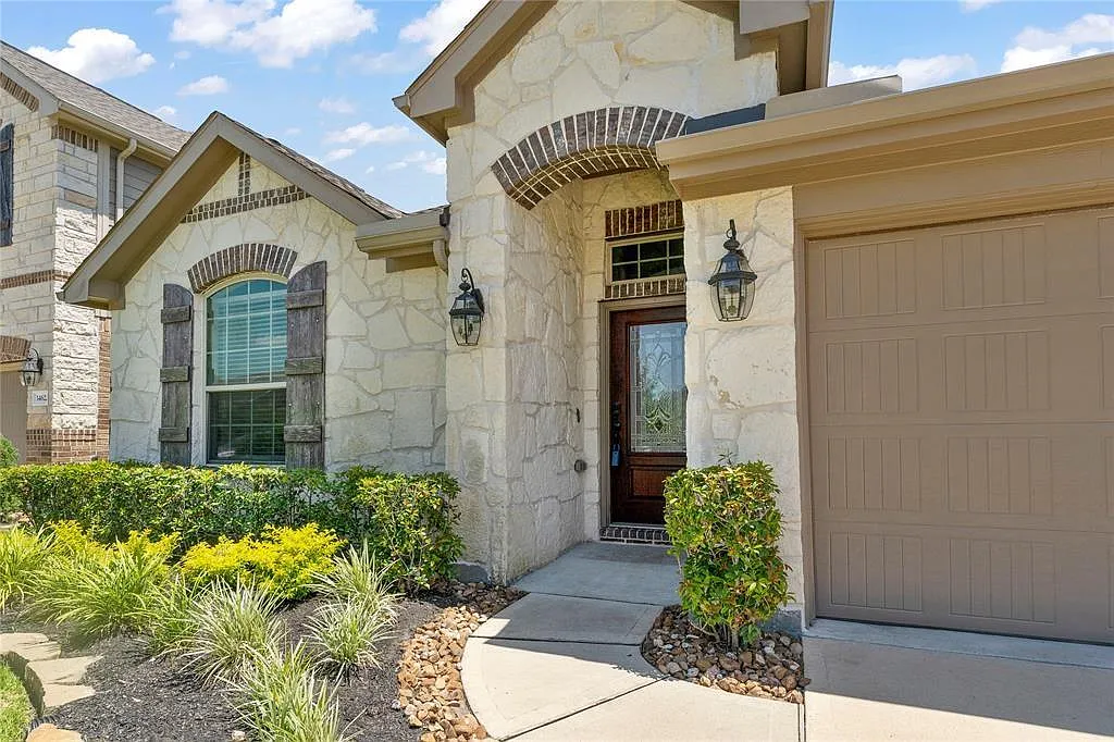 4 bed, 2.0 bath, 2284 sqft, $2,650 — Photo 2