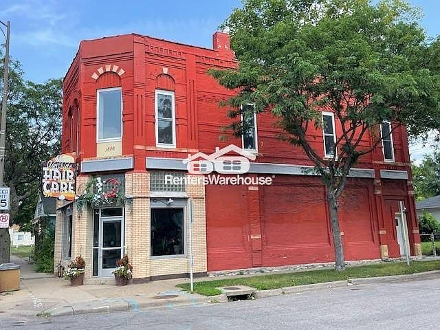 1st image of 450 Robert St S