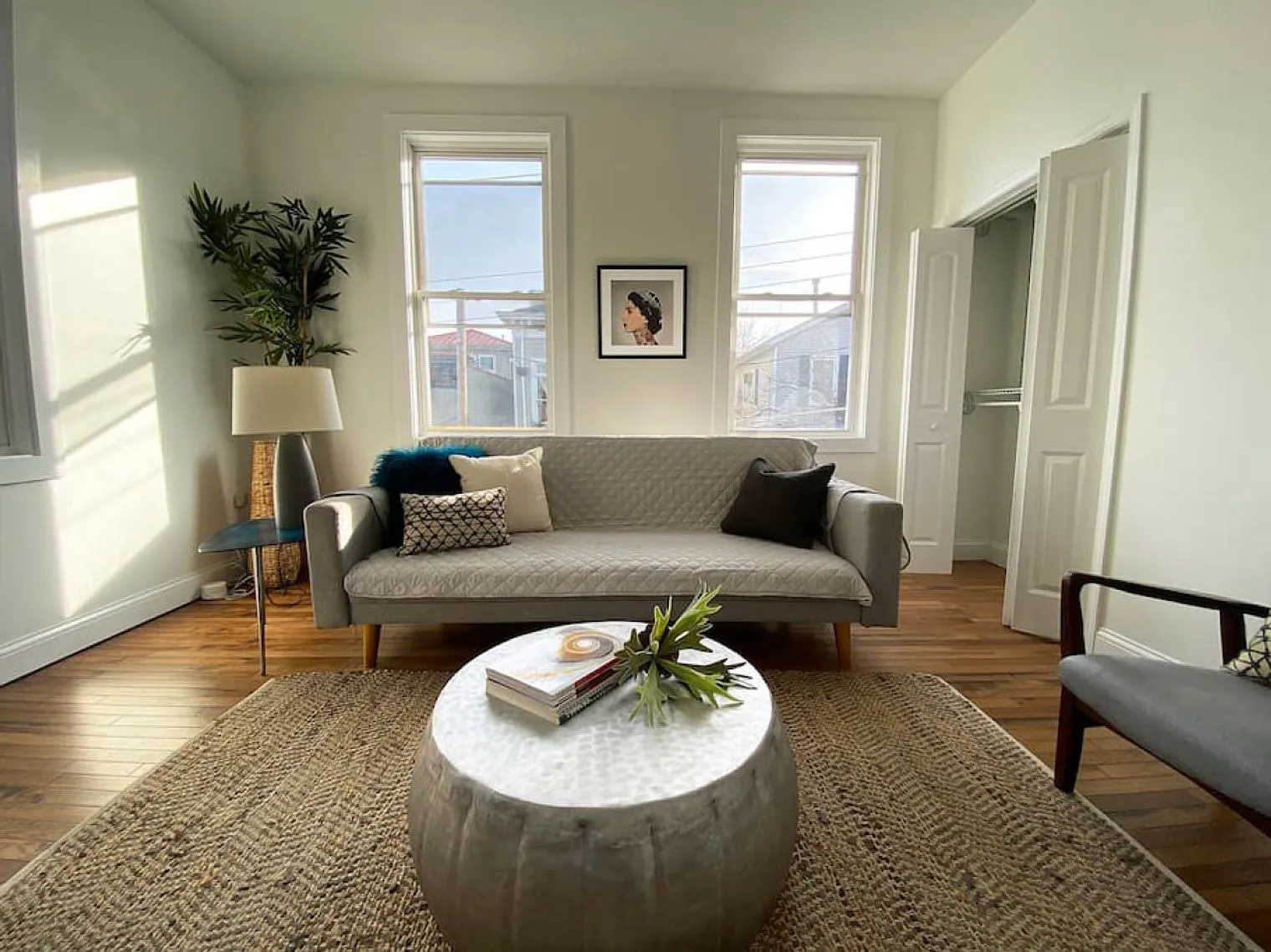 1 bed, 1.0 bath, 1076 sqft, $2,084 — Photo 2