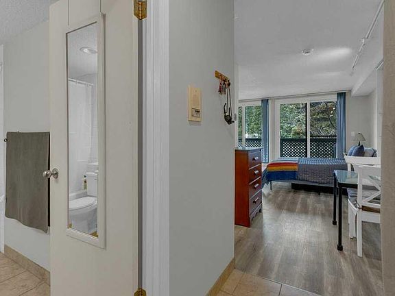 4th image of 414 SW Squirrel St #111