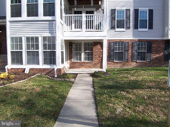 2nd image of 901 Woodbridge Ct Unit D
