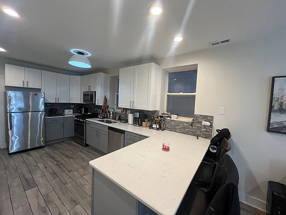 4th image of 1425 N Wood St #1A