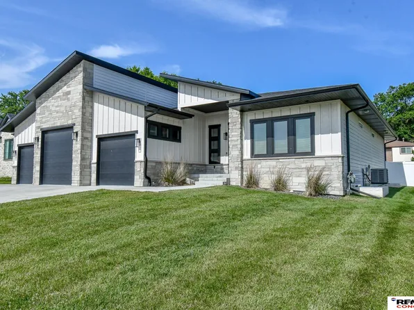 921 S 88th St, Lincoln, NE 68520