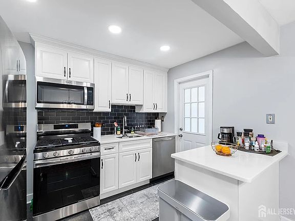 5th image of 21 Roosevelt Ct