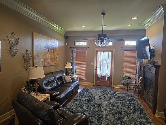 Crown molding & Recessed lig