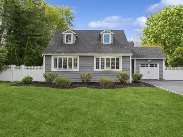 8 Oxford Lane, Smithtown, NY 11787