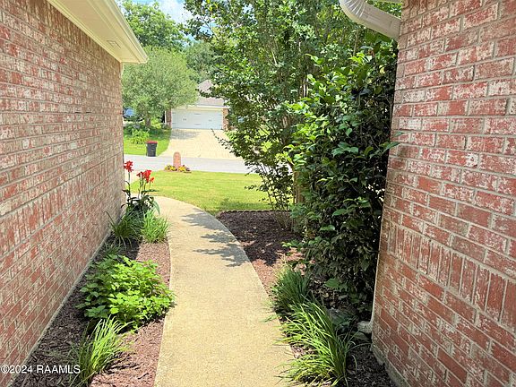 5th image of 711 Burlington Cir