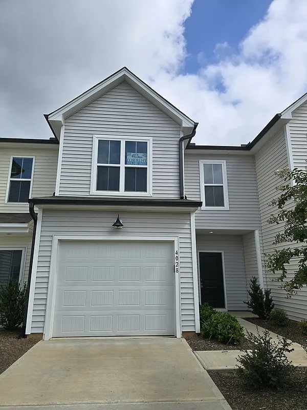 3 bed, 2.5 bath, 1558 sqft, $1,849 — Photo 2