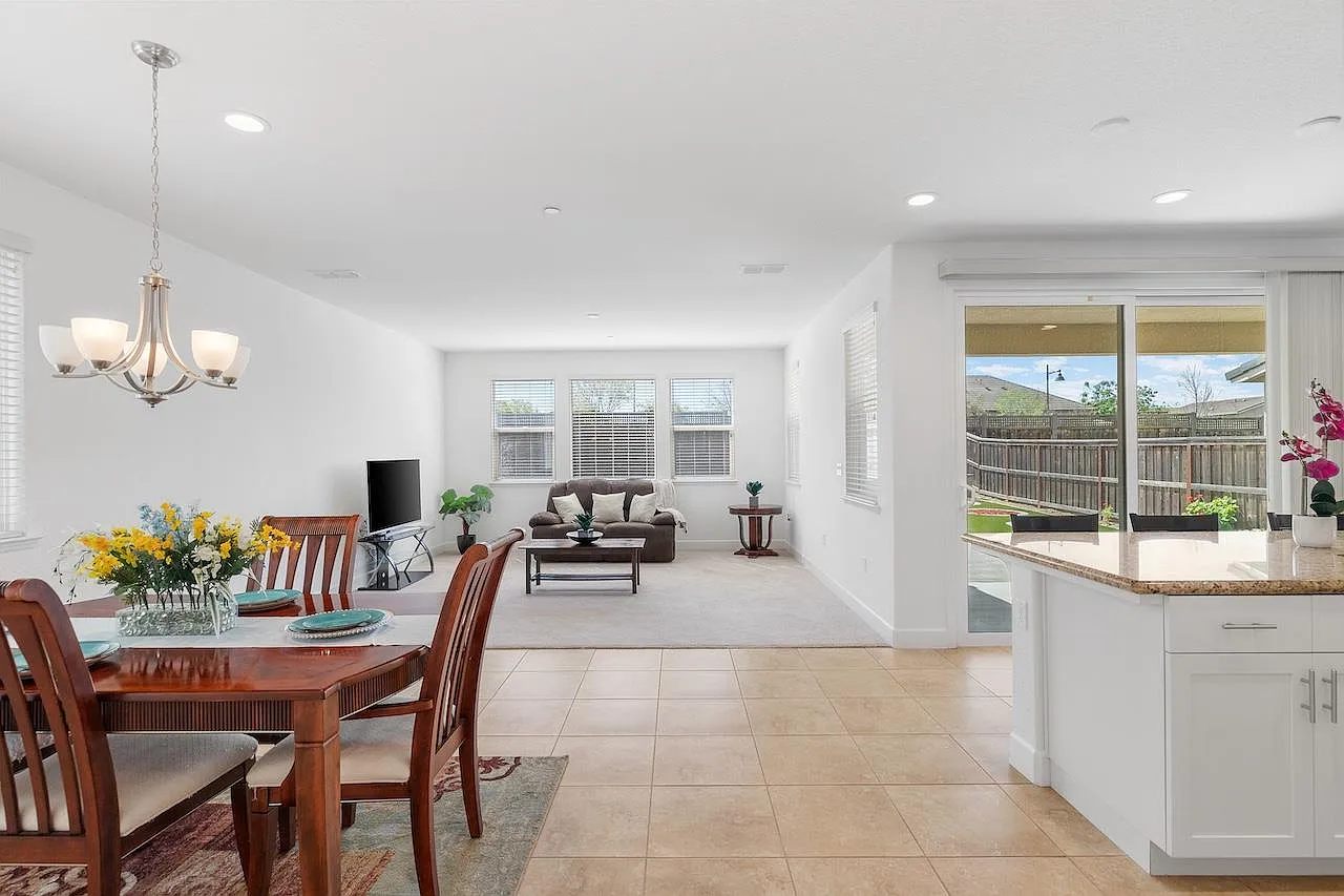 4 bed, 2001 sqft, $3,100 — Photo 4