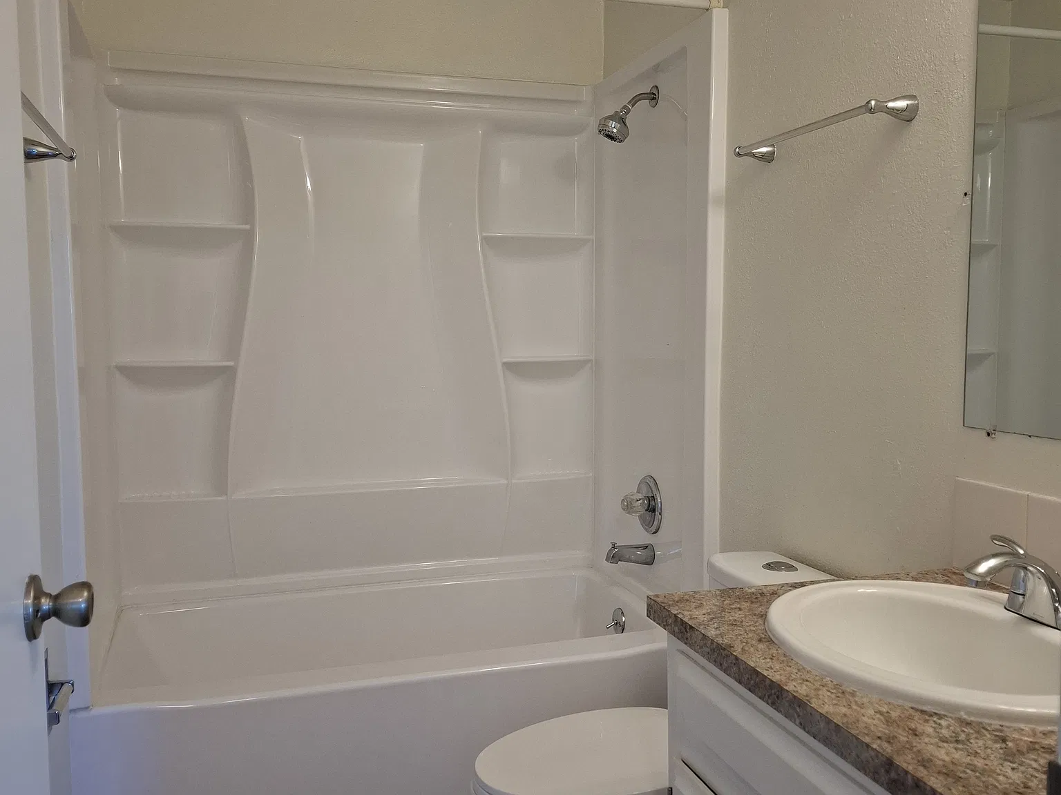 2 bed, 800 sqft, $1,295 — Photo 3