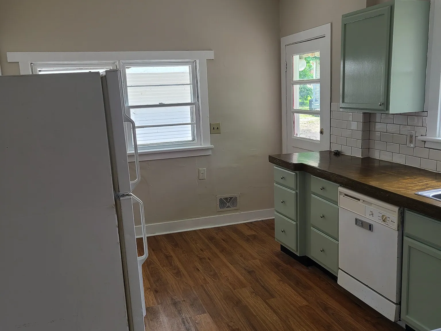 3 bed, 1.5 bath, 1414 sqft, $2,300 — Photo 3