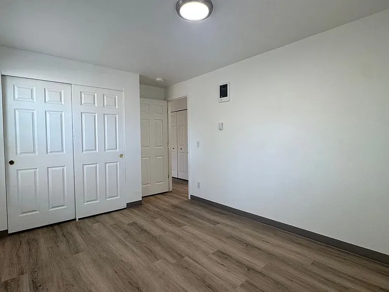 543 Hanover St — Photo 13