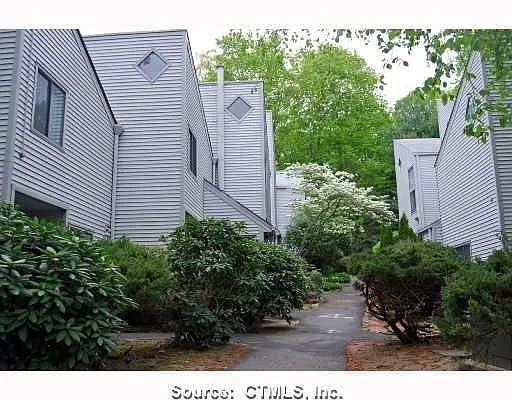 Building Photo - 2 Talcott Forest Rd