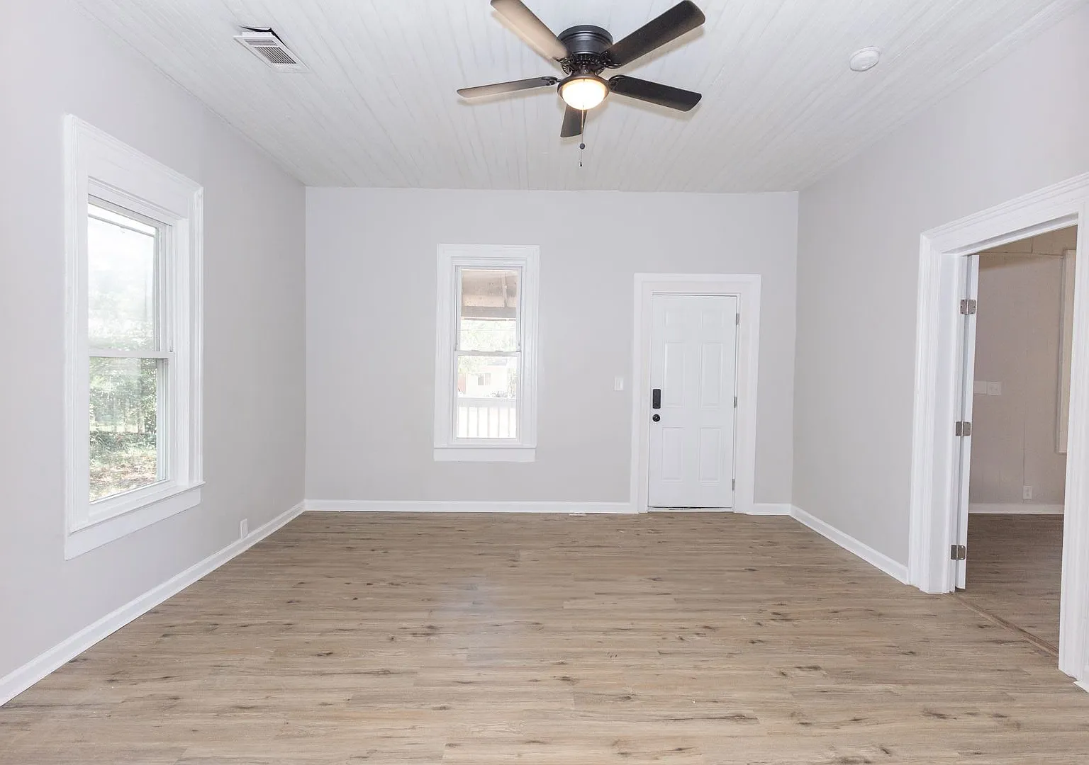 Move-in special: 218 East Tinsley - 4BR and 1 BATH — Photo 4