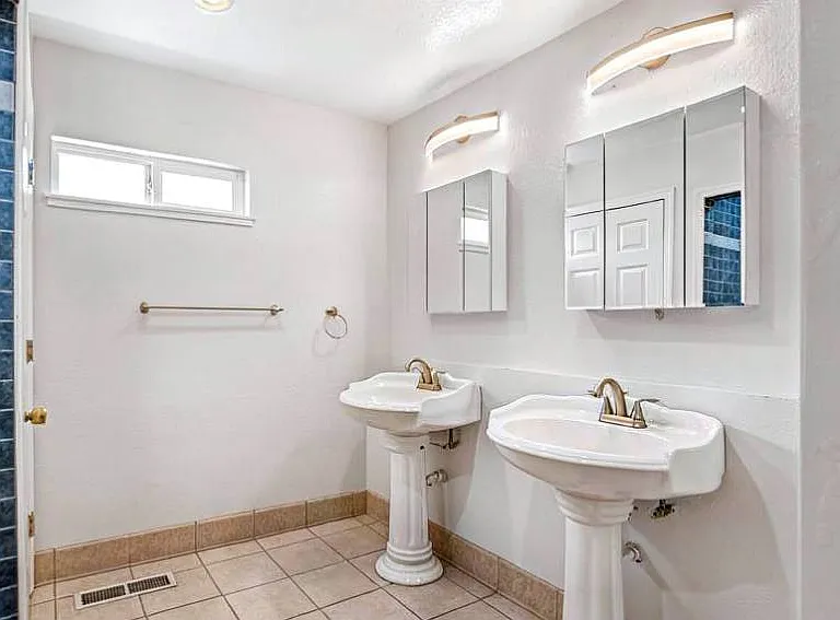 1449 Jeffery Ave — Photo 11