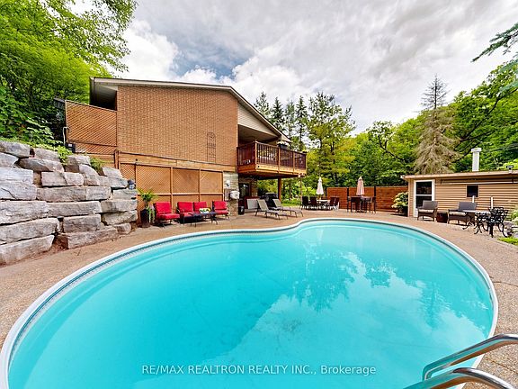 5th image of 250 Kingscross Dr