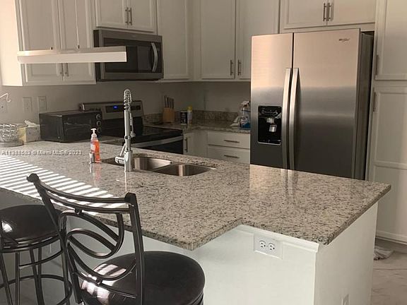 5th image of 6330 SW 47th Ct