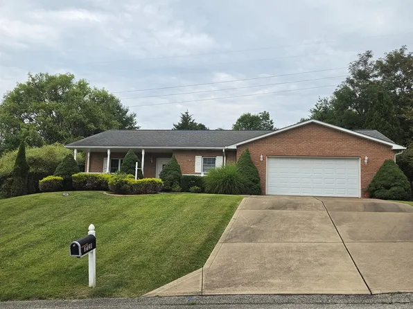 3120 Algonquin Trl, New Kensington, PA 15068