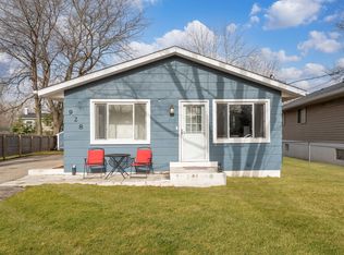 928 Southmoor Ln, Round Lake Beach, IL 60073