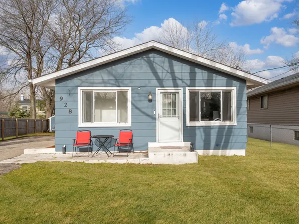 928 Southmoor Ln, Round Lake Beach, IL 60073