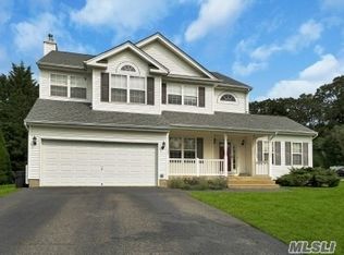 2 Wisteria Ct, Smithtown, NY 11787