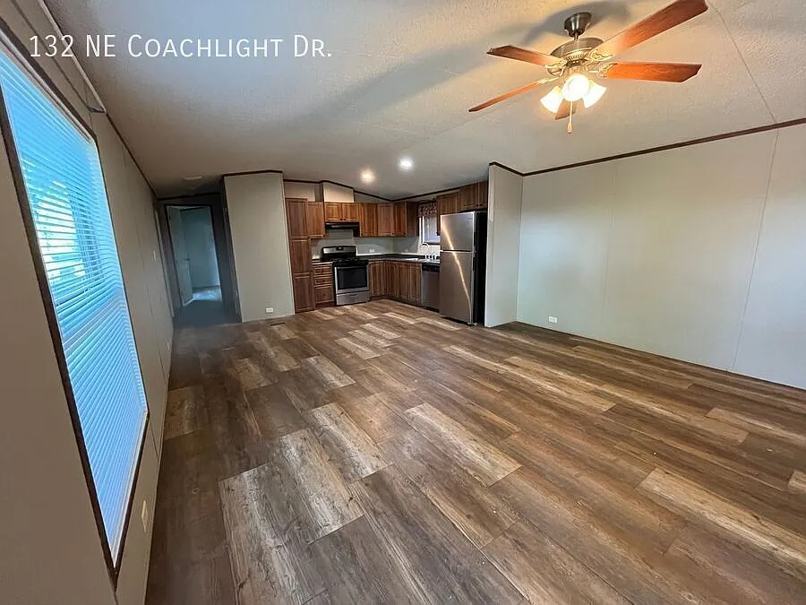 Building Photo - 132 NE Coachlight Dr